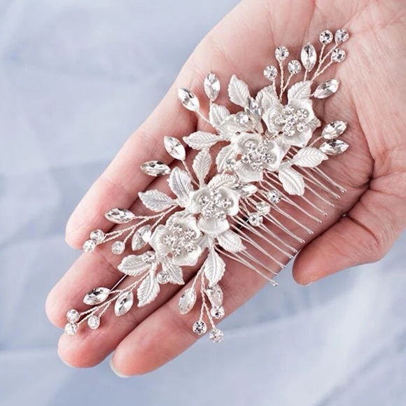 Rhinestone Floral Hair Comb in Silver - Picture 3 of 4